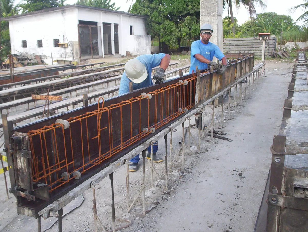 Produção de base pré-moldada na fábrica